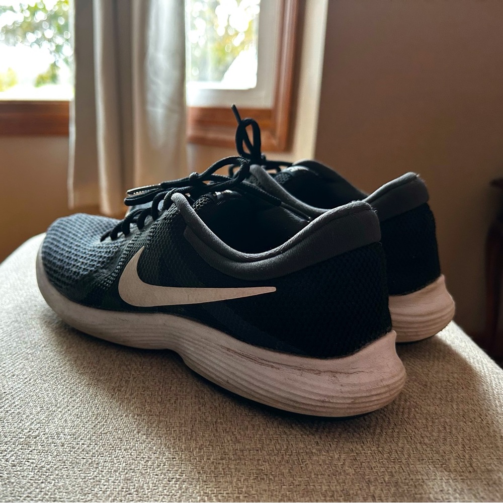 Nike Tennis Shoes
Size 10
Black